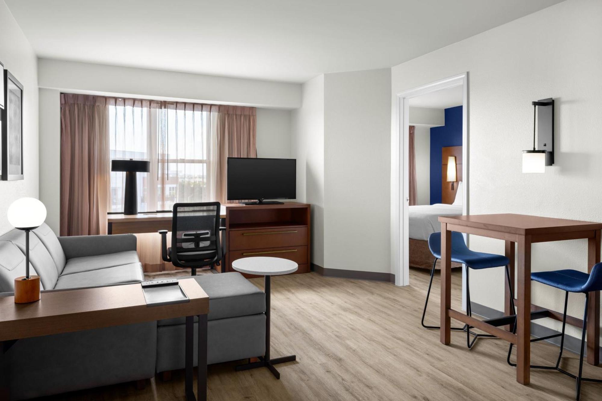 Westshore Airport Hotel 4*