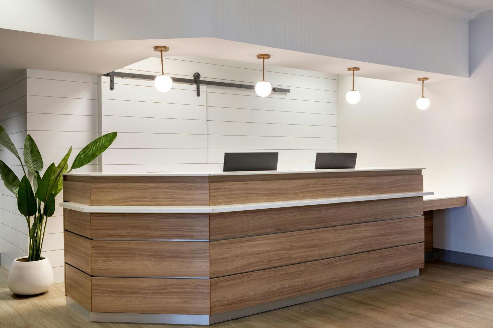Westshore Airport Hotel 4*