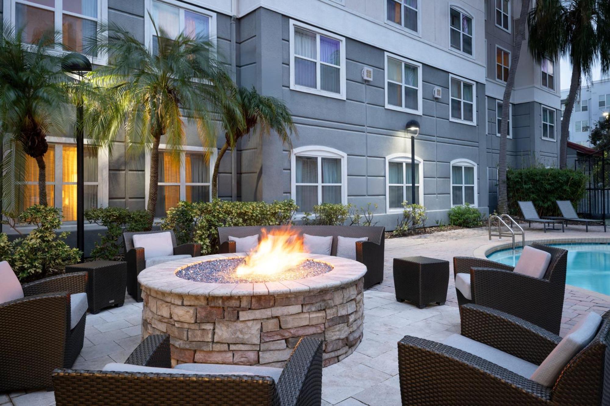 Hotel Westshore Airport 4*
