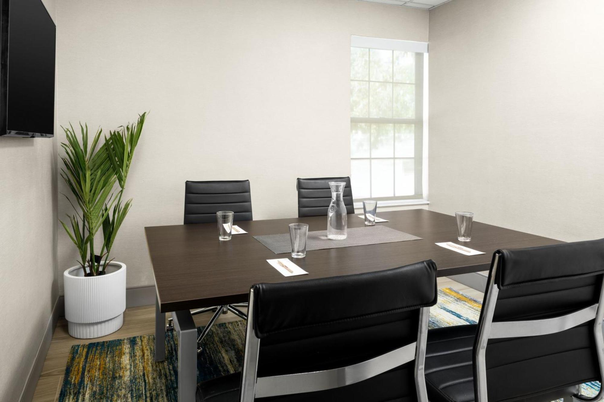 Westshore Airport Hotel 4*