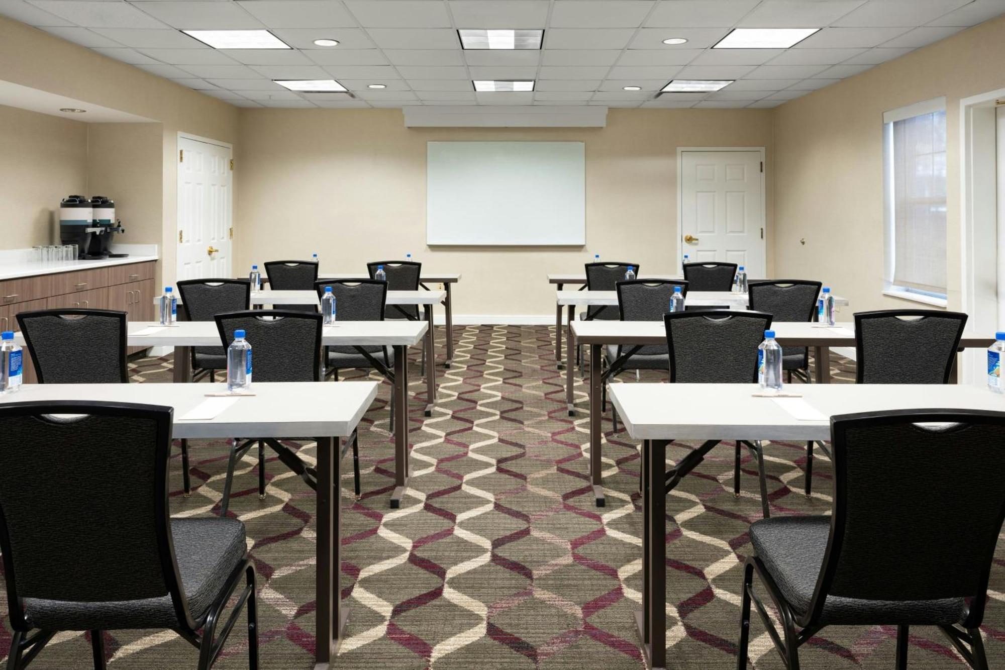 Hotel Westshore Airport